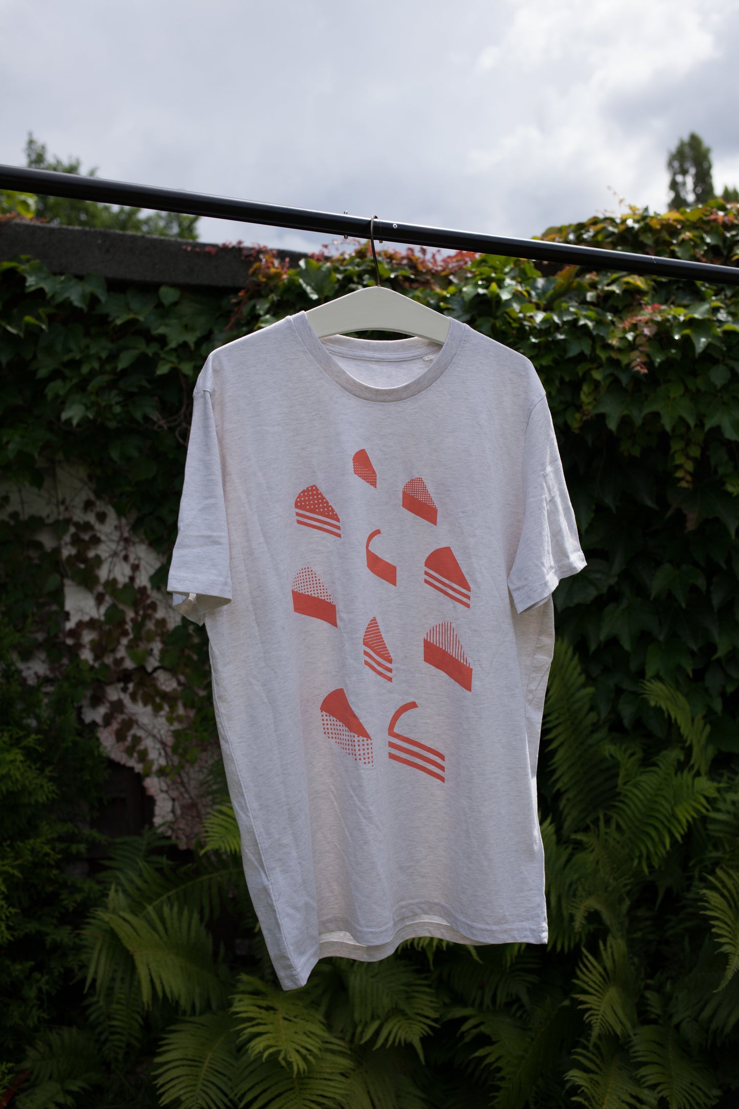 Kuchen Shirt gegen Rassismus / Print Coral