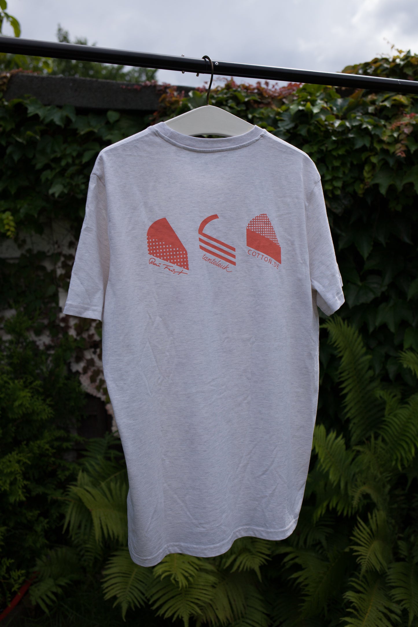 Kuchen Shirt gegen Rassismus / Print Coral