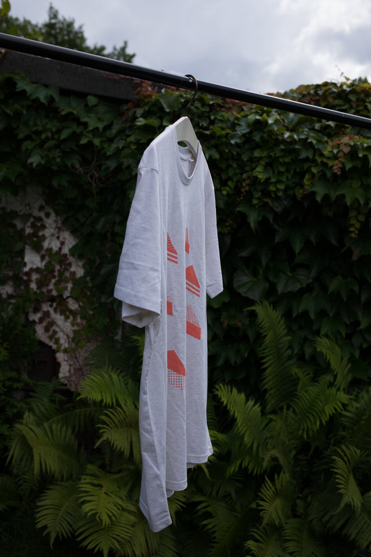 Kuchen Shirt gegen Rassismus / Print Coral